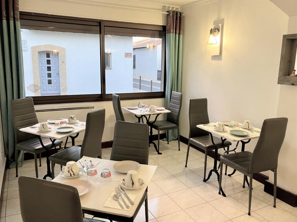Hotel Lou Marques Сент-Мари-де-ла-Мер Экстерьер фото